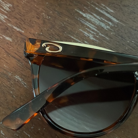Oscar by Oscar del la Renta MOD 3080 215 brown tortoise sunglasses. main image 12